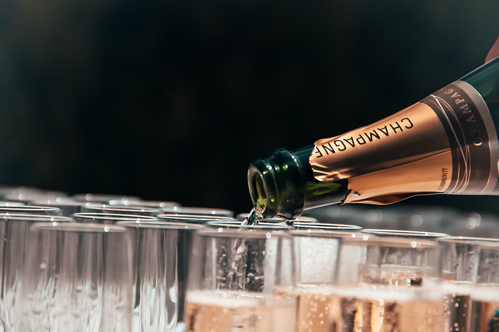Champagne sirviendo para el brindis