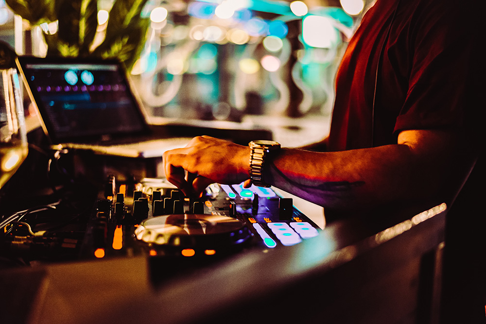 DJ pasando música