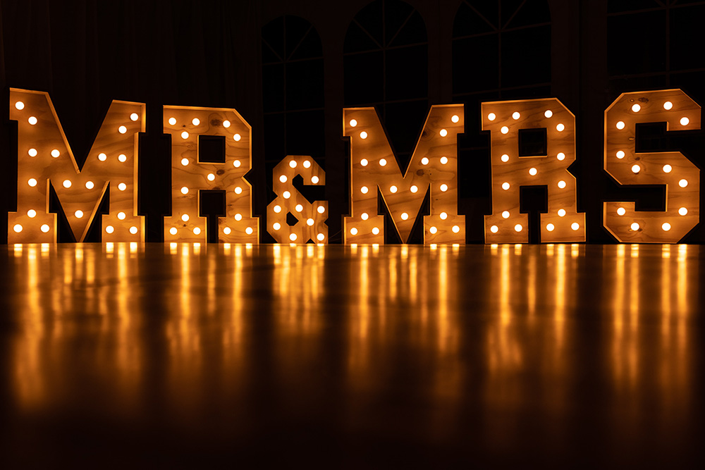 Cartel Mr & Mrs con luces