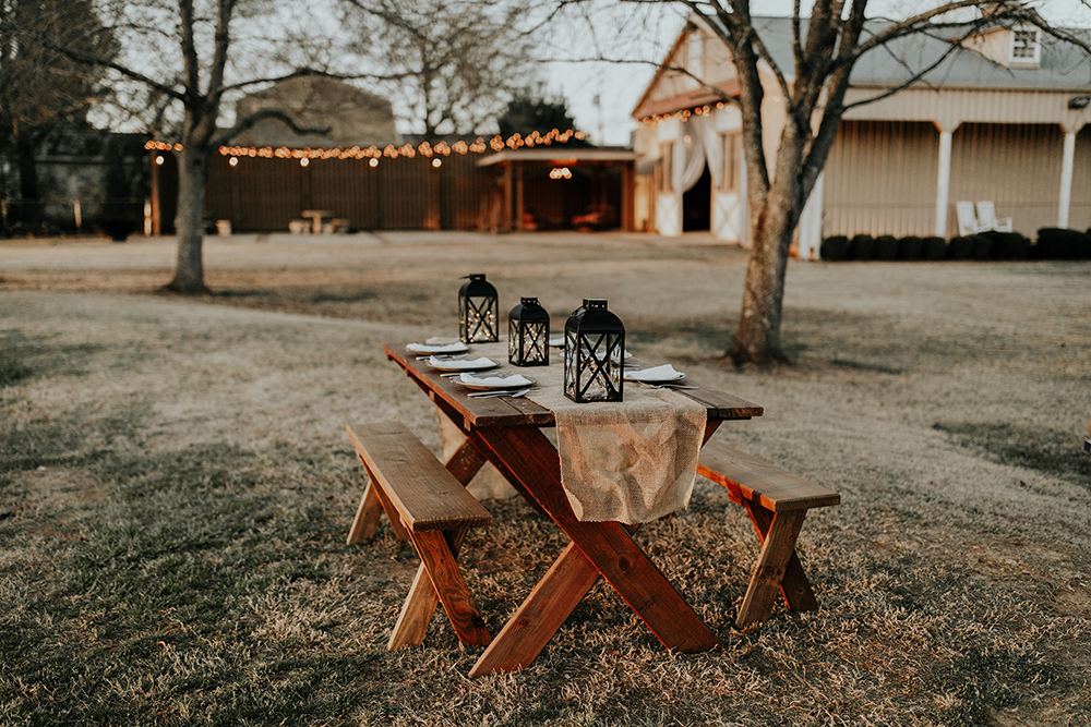 Mesa puesta a las afueras con decorado rústico