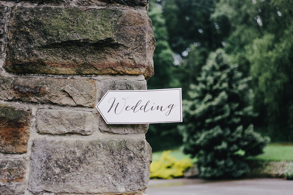 Cartel Wedding indicando hacia donde ir