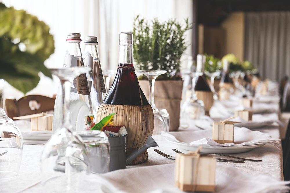 Mesa rústica con decoraciones campestres