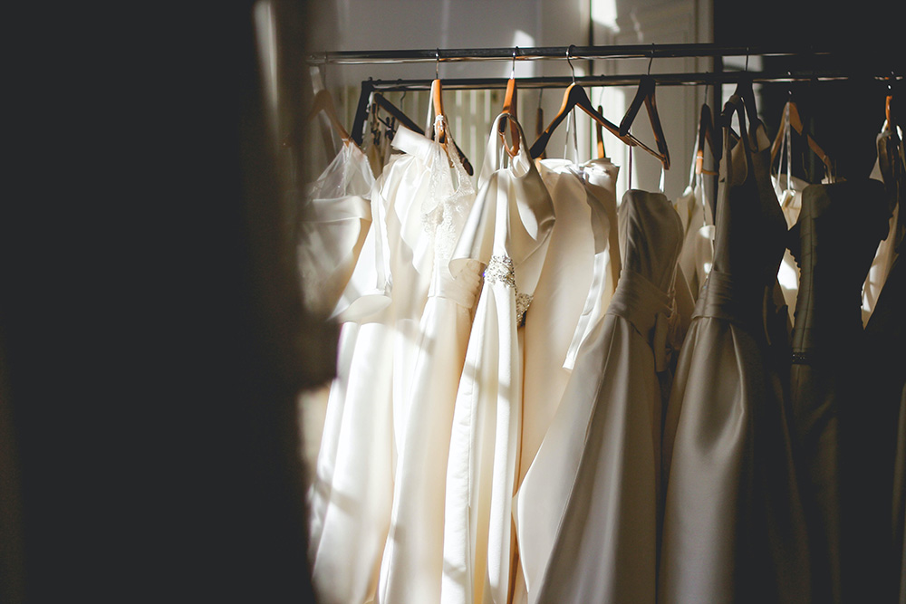 Vestios de novia colgados en una barra