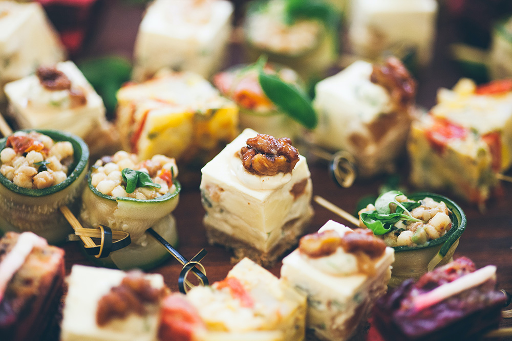 Servicio de catering con bocados en broche