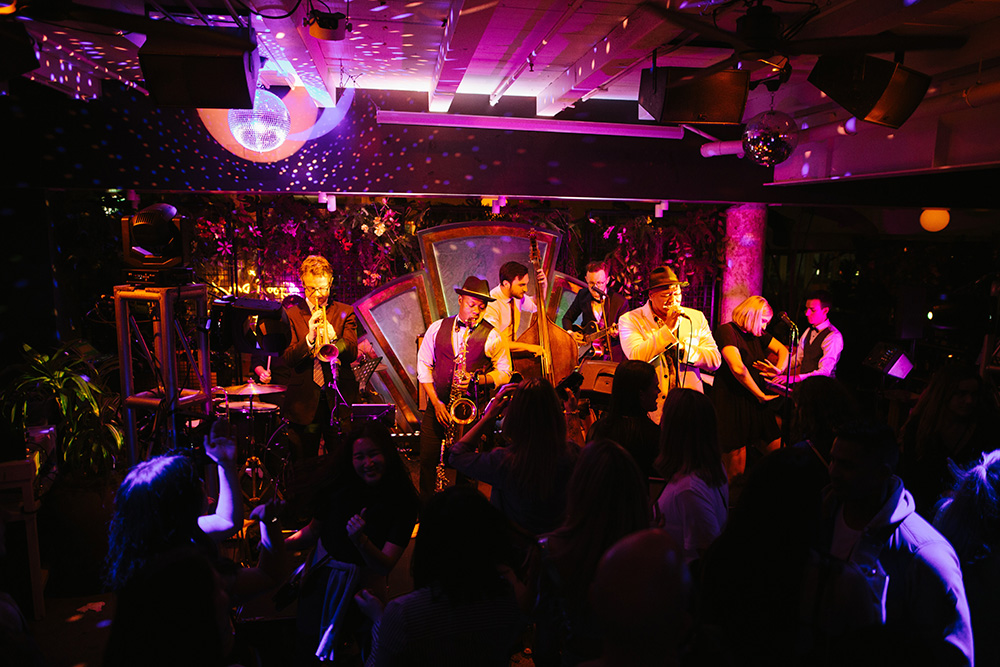 Banda Jazz con gente bailando