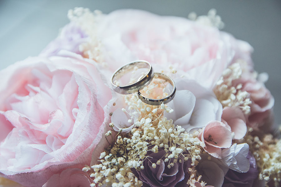 Ramo de flores con anillos de casamiento